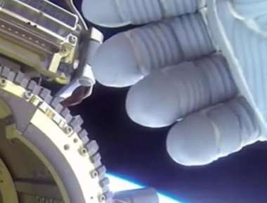 Αστροναύτης προσπαθεί να κρύψει ΑΤΙΑ κοντά στον ISS; (βίντεο)